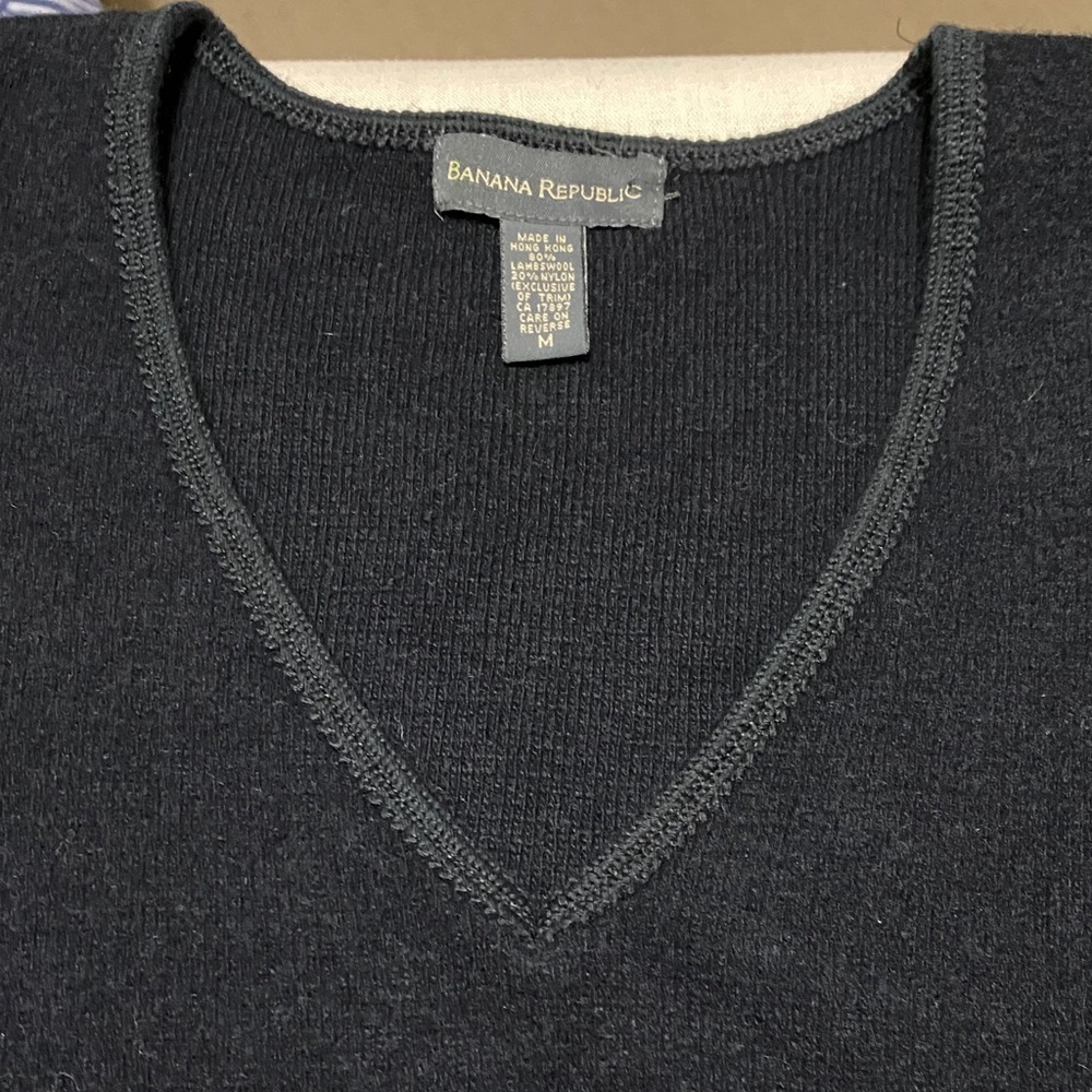 Banana Republic Black V-Neck Sweater with Hand Warmer Pockets Size  Medium. - Picture 5 of 10